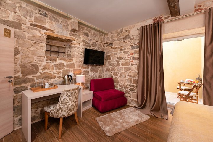 Room 7 of 48