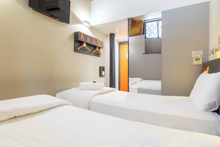 Room 32 of 53