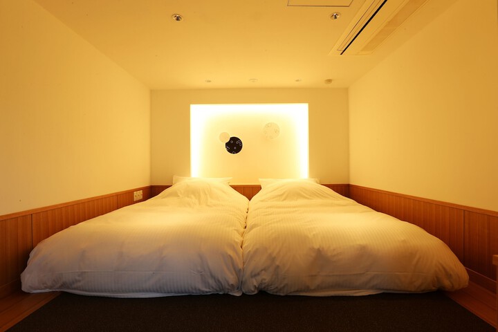 Room 12 of 77