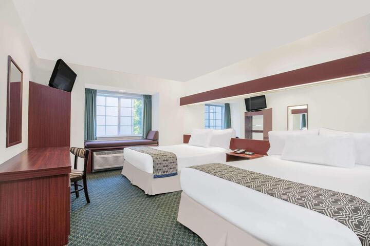 2 Queen Beds Mobility Accessible (28 of 29)