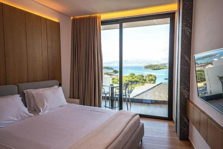 Room 52 of 80