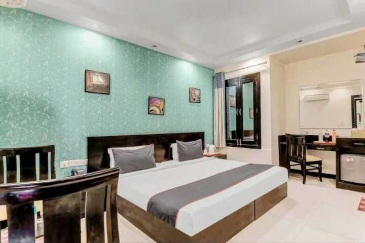 Room 6 of 12
