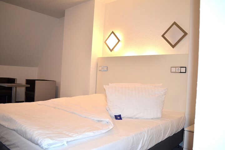 Room 3 of 28