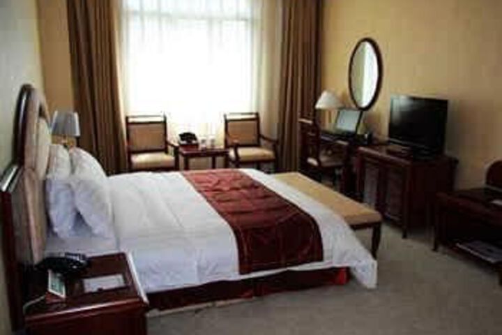 Room 4 of 16