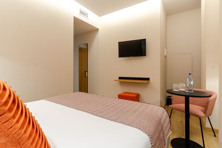 Room 32 of 99