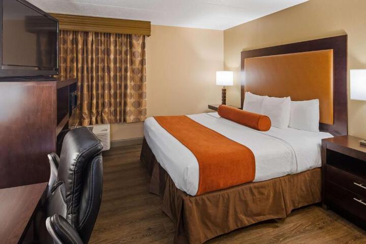 1 King Bed Microwave and Refrigerator WiFi Continental Breakfast (5 of 14)