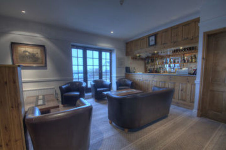 Lounge 3 of 4