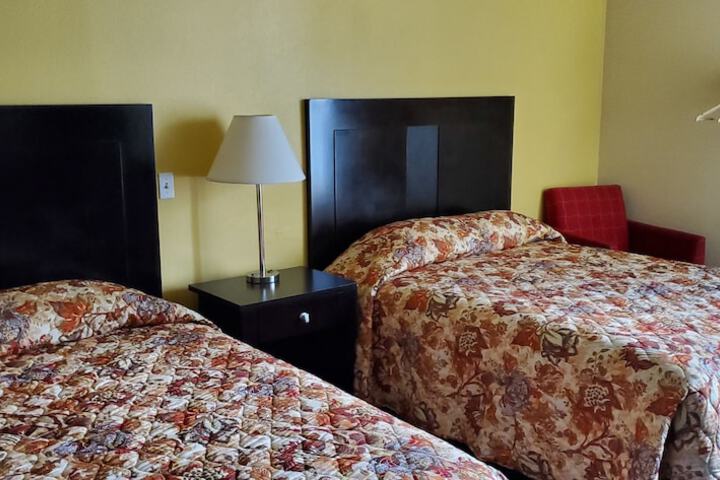 2 Queen Beds (3 of 5)