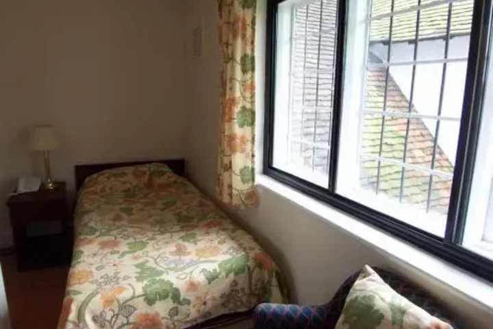 Room 6 of 9
