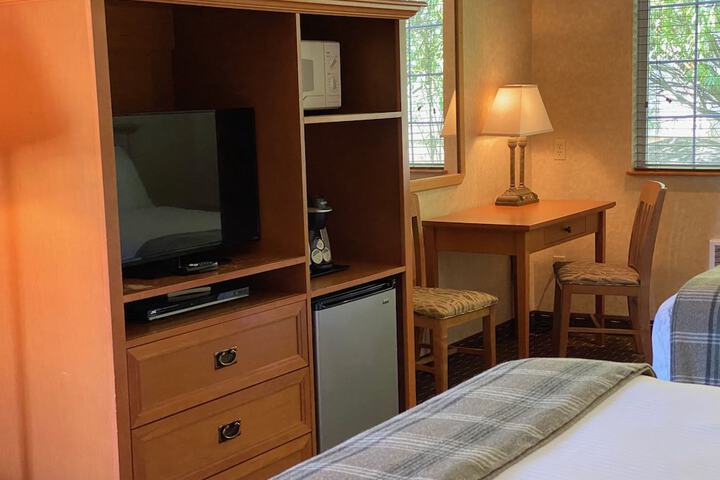 Room 8 of 100