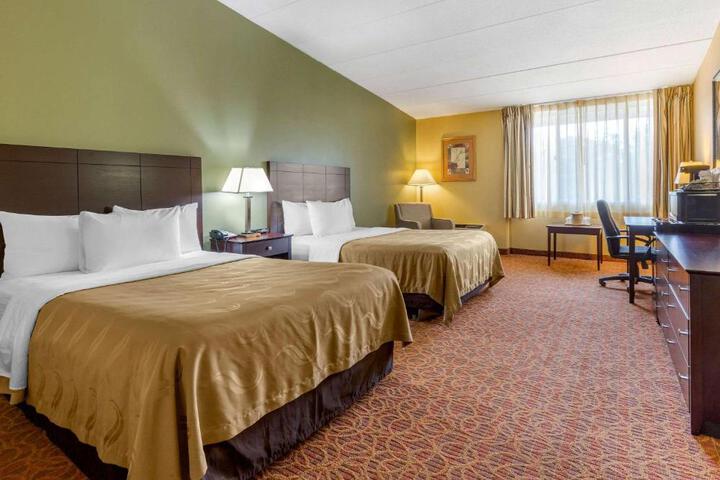 2 Double Beds (7 of 8)