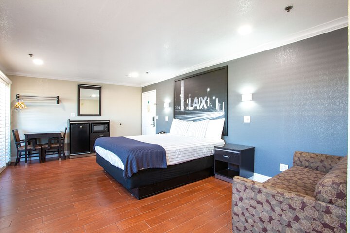 1 King Bed Accessible (8 of 24)