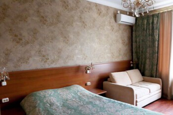 Room 13 of 18