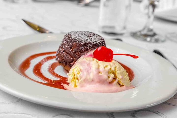 Lounge 13 of 30