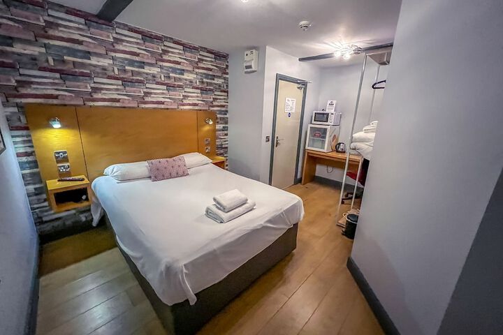 Room 11 of 48