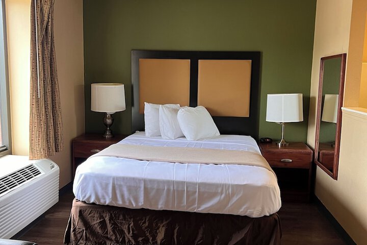 Efficiency Queen Bed (7 of 28)