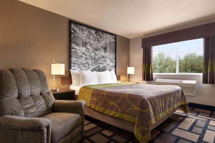 1 Queen Bed (3 of 9)