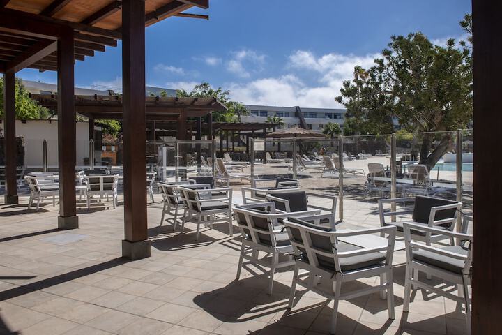 Swim-up bar