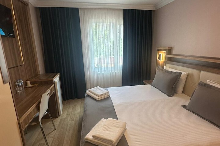 Room 12 of 28