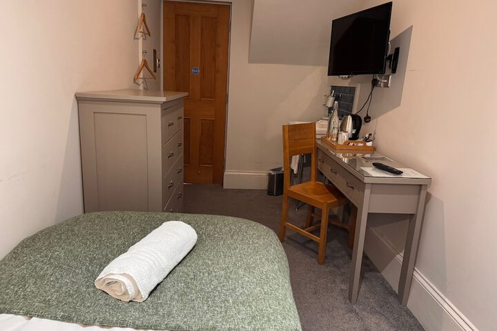 Room 4 of 83
