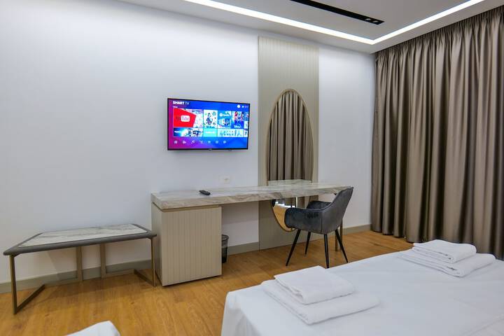 Room 28 of 102