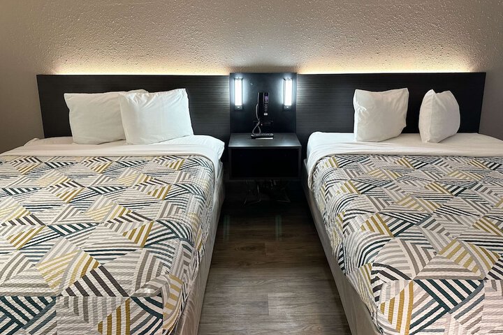 2 Queen Beds (18 of 20)