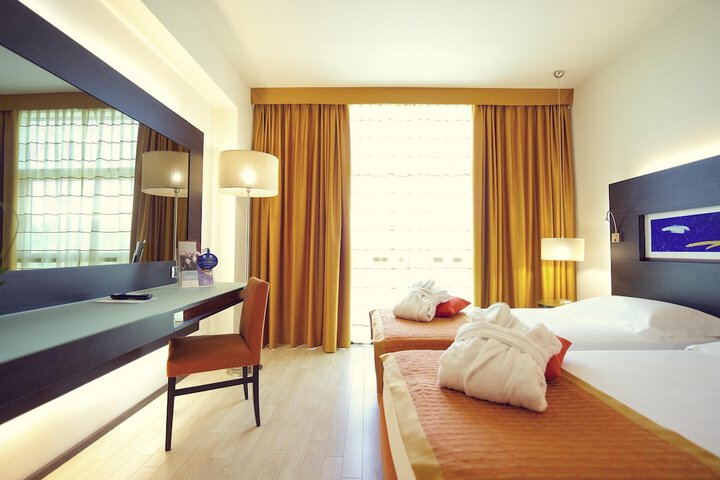 Room 6 of 72