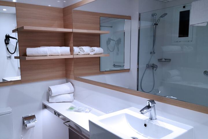 Room 40 of 153