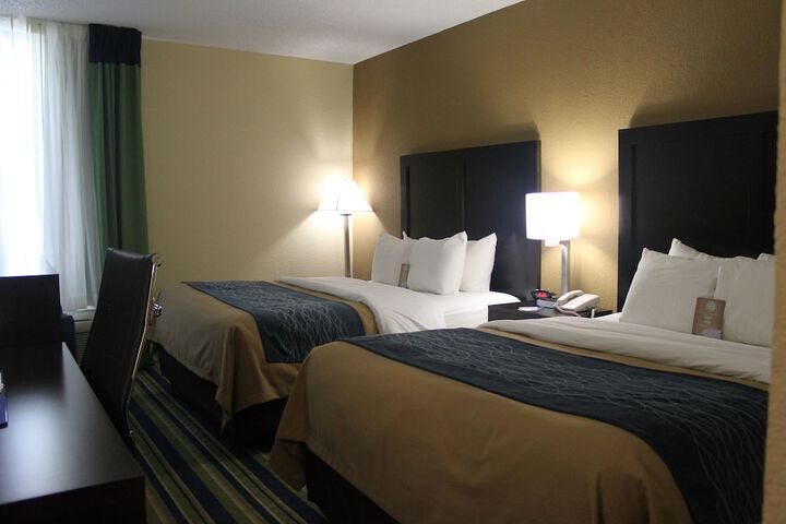 2 Queen Beds (1 of 6)