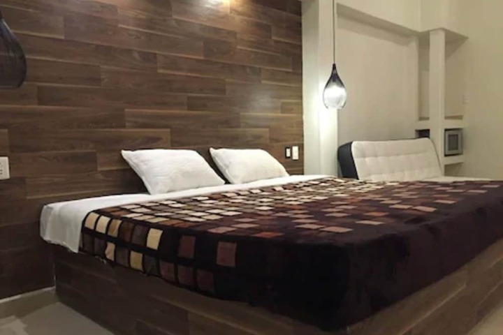 Room 7 of 32