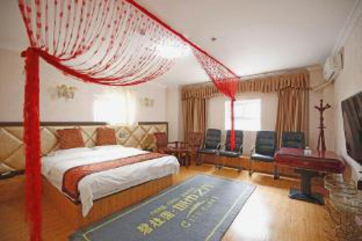 Room 6 of 8