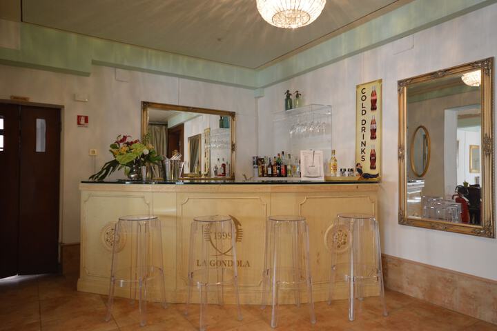 Lounge 128 of 133