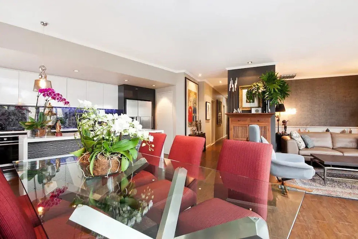 UM616 Sleek Split Level City Oasis in Ultimo