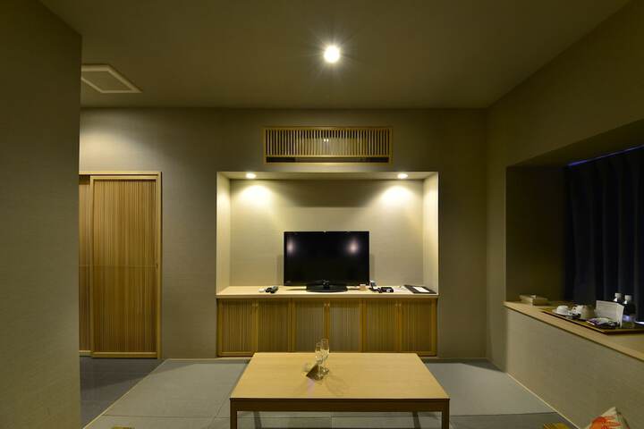 Room 7 of 93