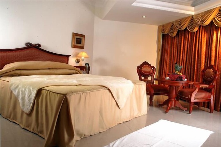 Room 6 of 18