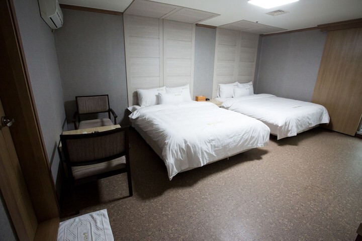 Room 32 of 38