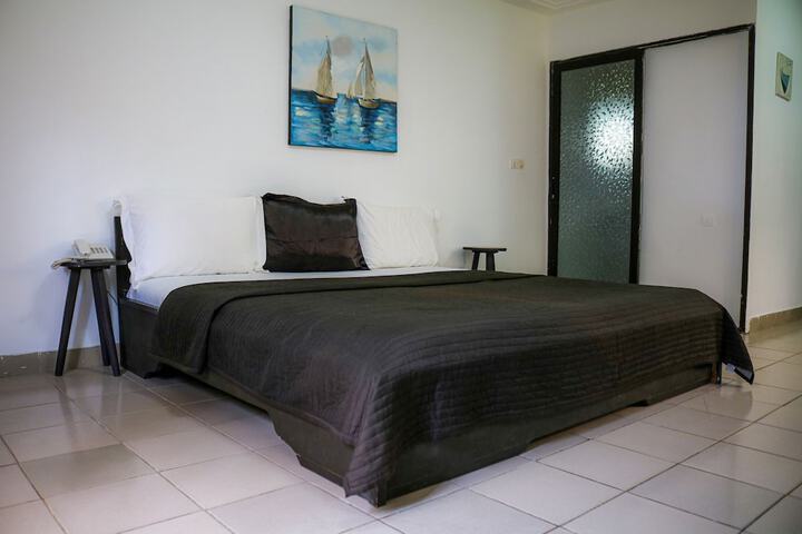 Room 4 of 16