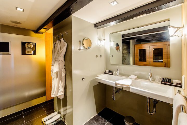 Room 43 of 47