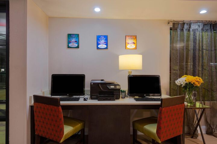 Business Center 27 of 37