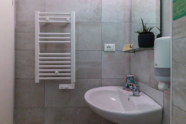 Room 32 of 60