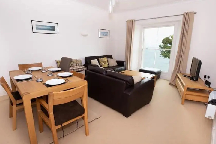 Room 4 of 12
