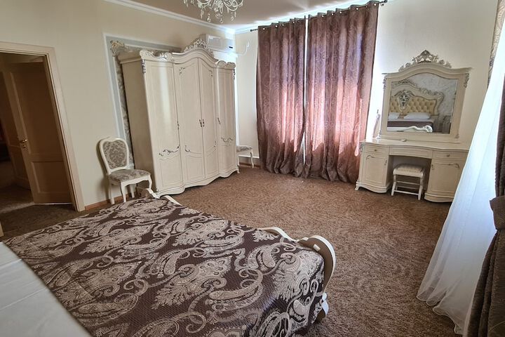 Room 8 of 66