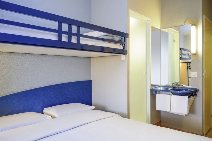 Room 4 of 77