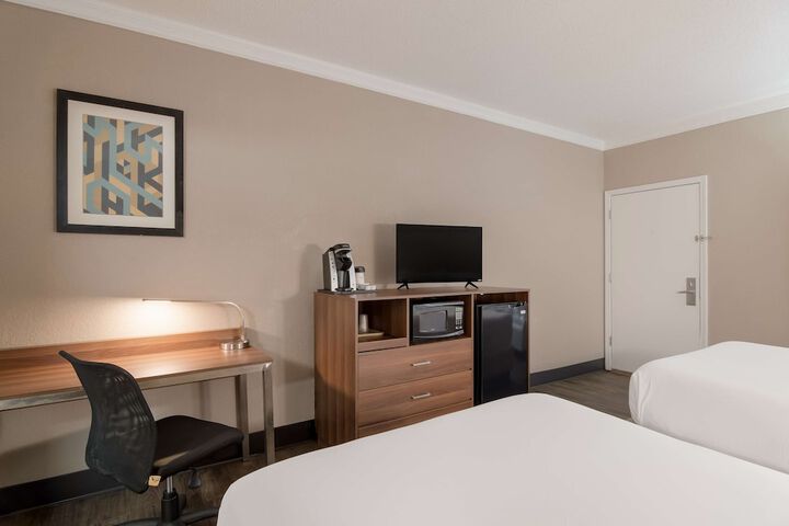 2 Double Beds (8 of 13)