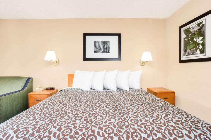 1 King Bed (4 of 5)