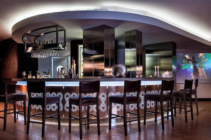 Lounge 65 of 103