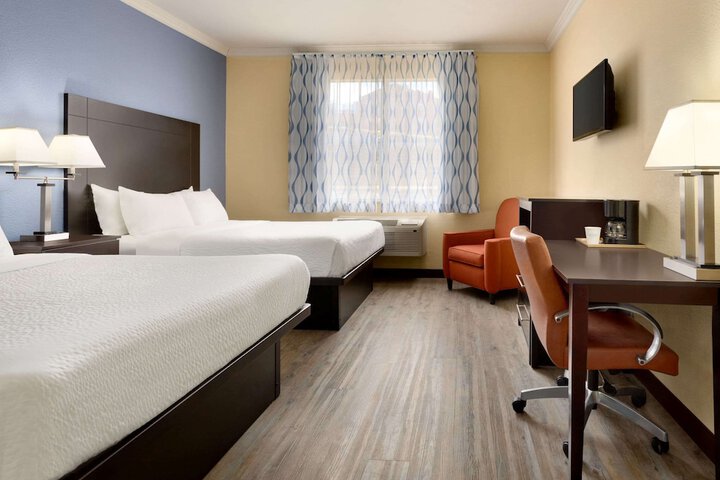 2 Queen Beds (1 of 9)