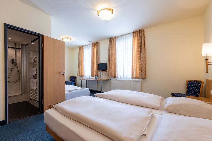Room 13 of 33