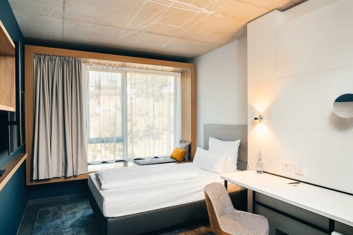 Room 10 of 38