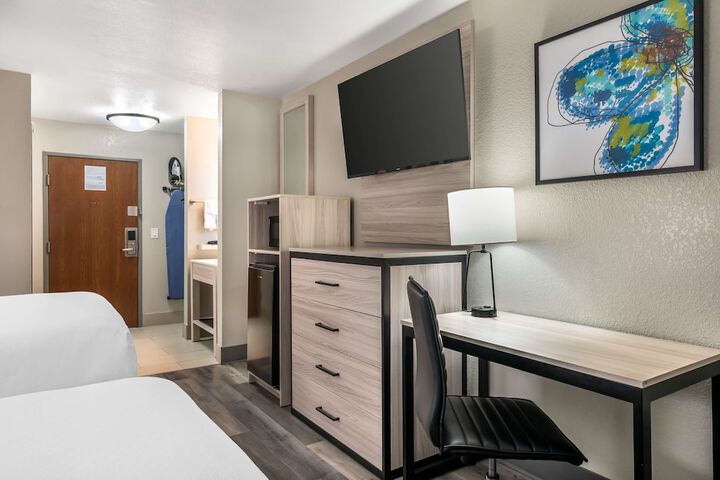 Queen Bed Accessible (4 of 14)